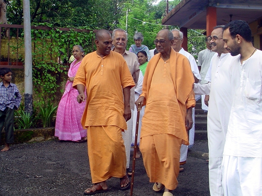 Swamiji with Ramani et al 003
